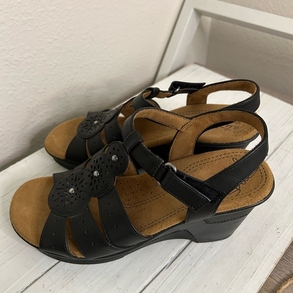 Softspots Black and Tan Sandals with Strappy Design - Picture 3 of 5